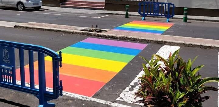 Pintan un paso de peatones con los colores de la bandera LGTBI en La Palma