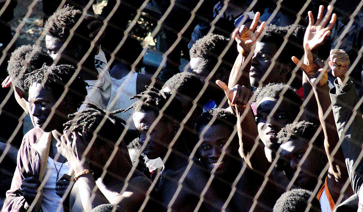 Unos 800 migrantes saltan la valla de Ceuta "con una violencia sin precedentes". | EL ESPAÑOL