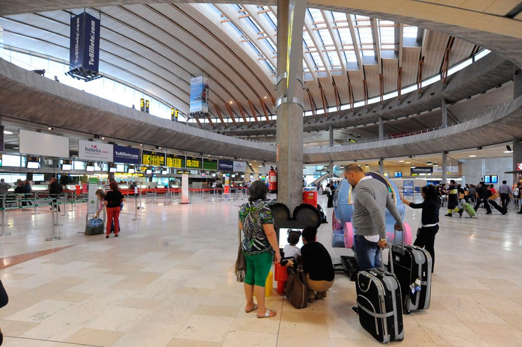 El Gobierno promete controlar los precios de los vuelos de Canarias a la Península