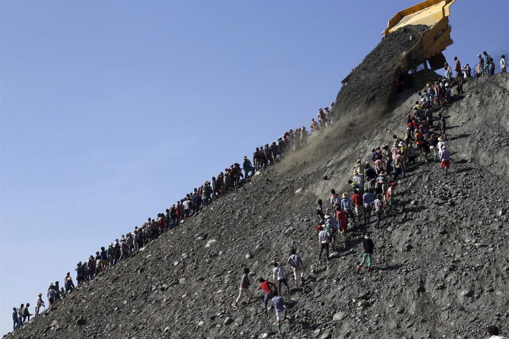 Al menos 15 muertos y 45 heridos por una avalancha sobre una mina de jade en el norte de Birmania. | EP