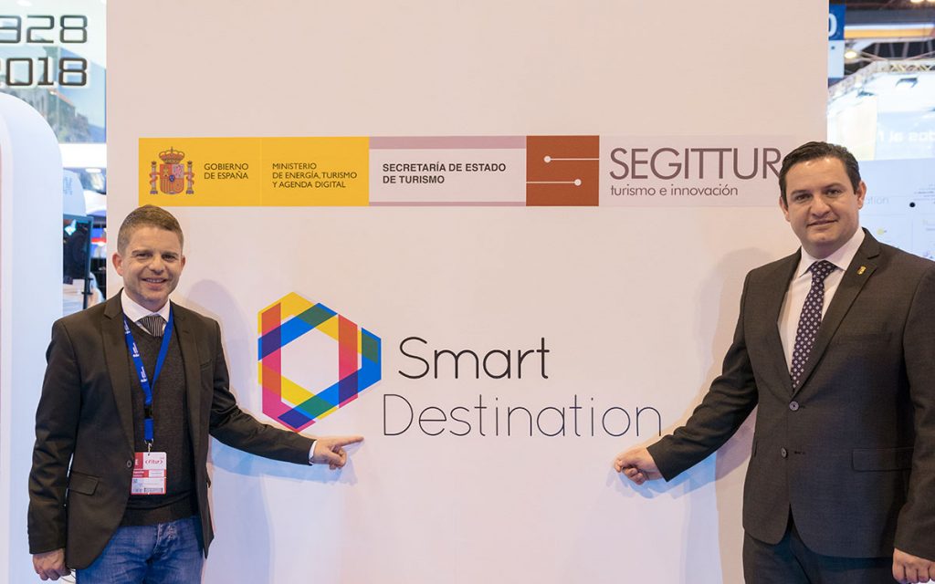 El alcalde de Arona, José Julián Mena (derecha) y el concejal de Turismo, David Pérez, en la última edición de FITUR