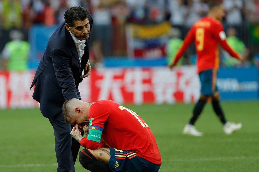 Fernando Hierro consuela al abatido capitán Sergio Ramos tras caer eliminados