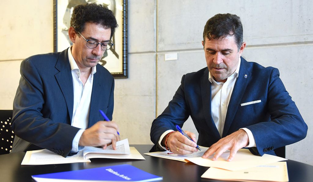 Lucas Fernández, presidente del Grupo Plató del Atlántico, firma el acuerdo junto a Miguel Ángel Clavijo, director general de Patrimonio Cultural. Sergio Méndez