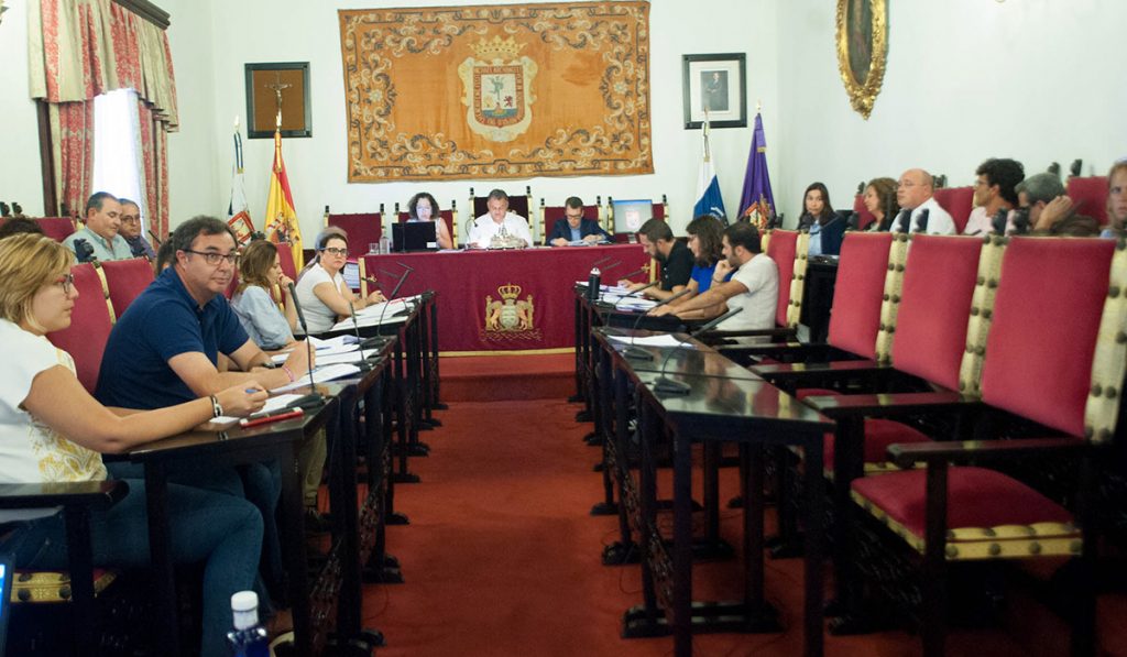 El pleno de La Laguna suspende la gestión del alcalde Díaz y su equipo. | Fran Pallero