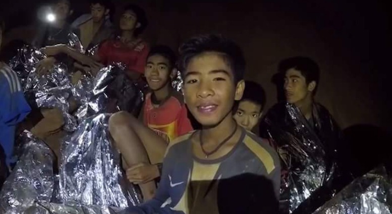 Los niños atrapados en la cueva, con las mantas térmicas. / THAI NAVY SEALS