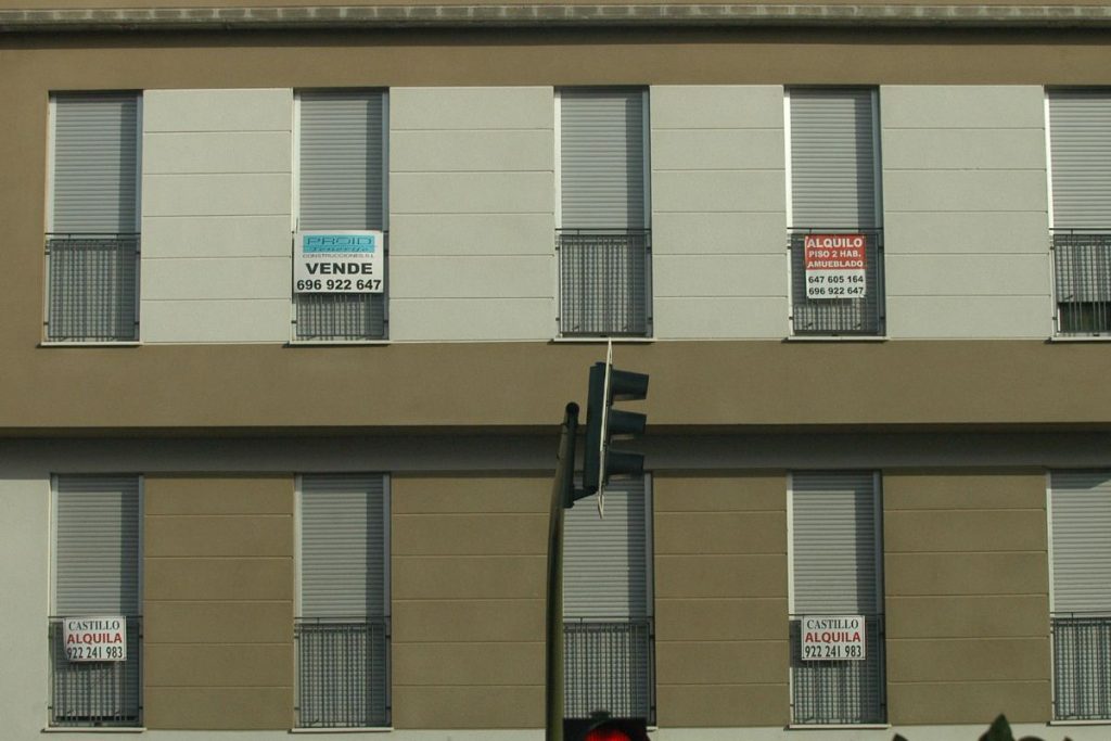 el alquiler vacacional está reduciendo el número de pisos disponibles para vivienda habitual y elevando los precios, incluso cuadriplicándolos. Sergio Méndez