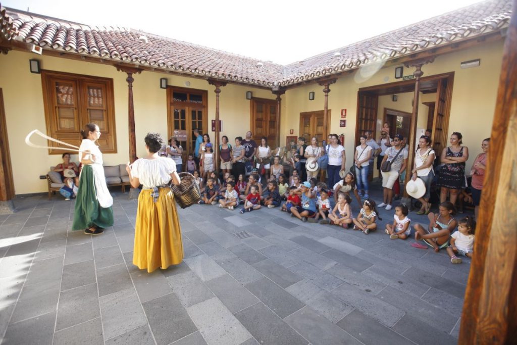 Los niños y niñas de Candelaria también aprenden en las fiestas. DA