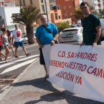 La avenida principal del pueblo quedó prácticamente inutilizada durante casi una hora por la protesta del CD San Andrés. Fran Pallero