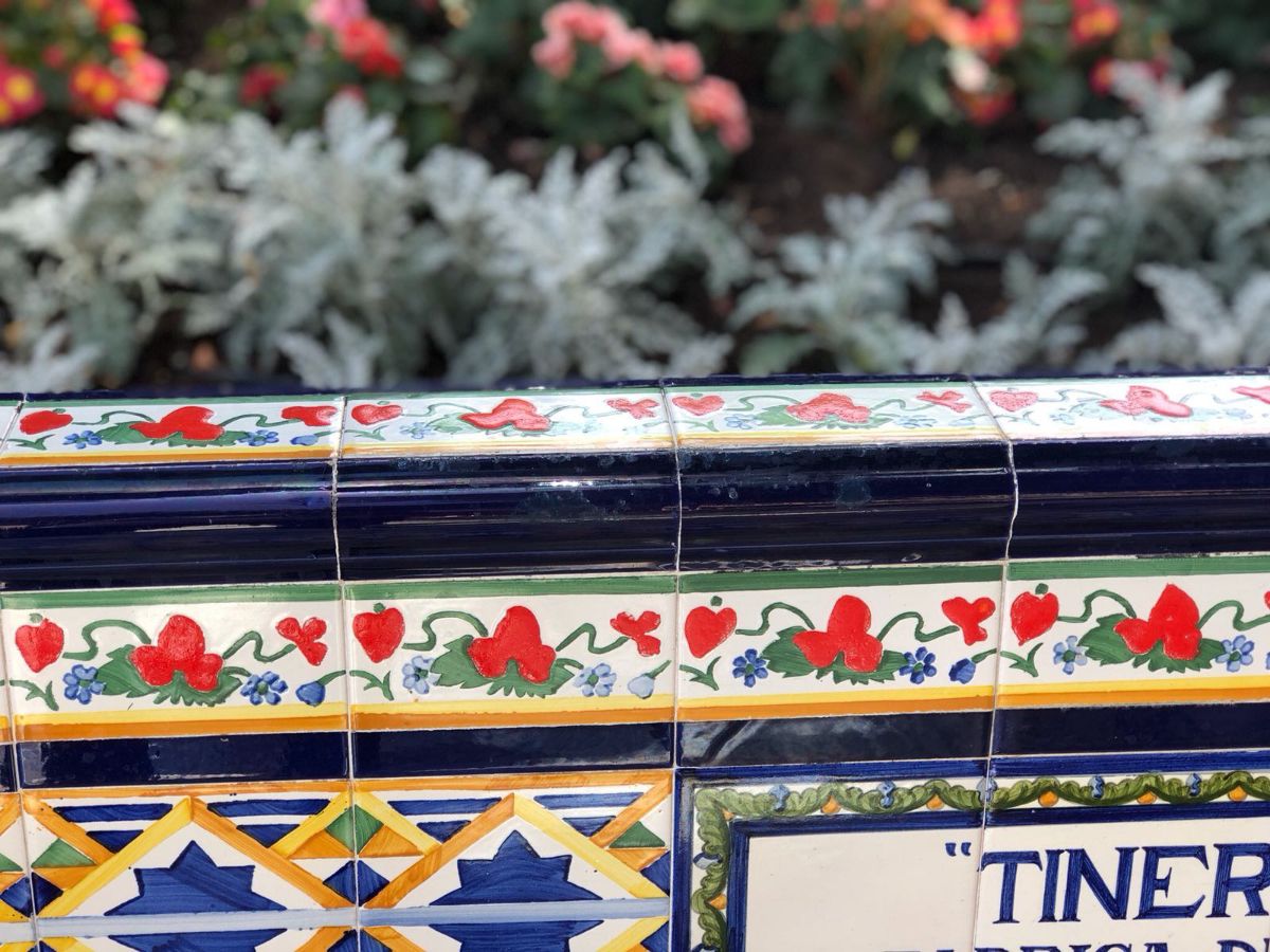 En la imagen puede apreciarse el estado de algunos de los azulejos de la plaza que no han sido reparados. DA
