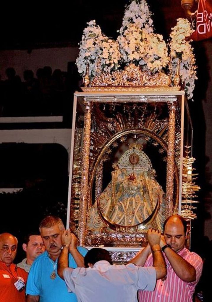 Procesión de la imagen de la Virgen de Nuestra Señora de las Nieves, en sus andas de baldaquino de plata. David Amador