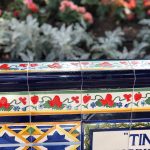 En la imagen puede apreciarse el estado de algunos de los azulejos de la plaza que no han sido reparados. DA