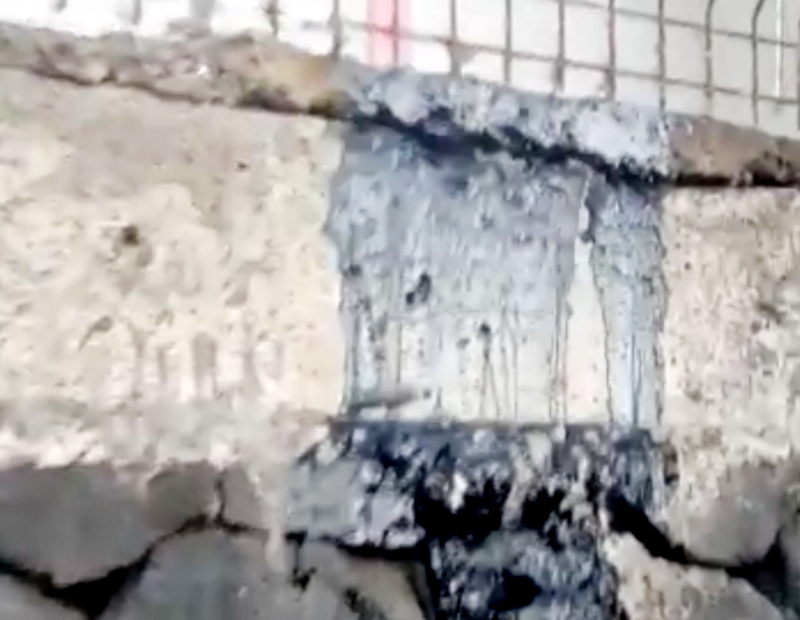 Río de 'piche' saliendo de una lavandería en Candelaria. / DA
