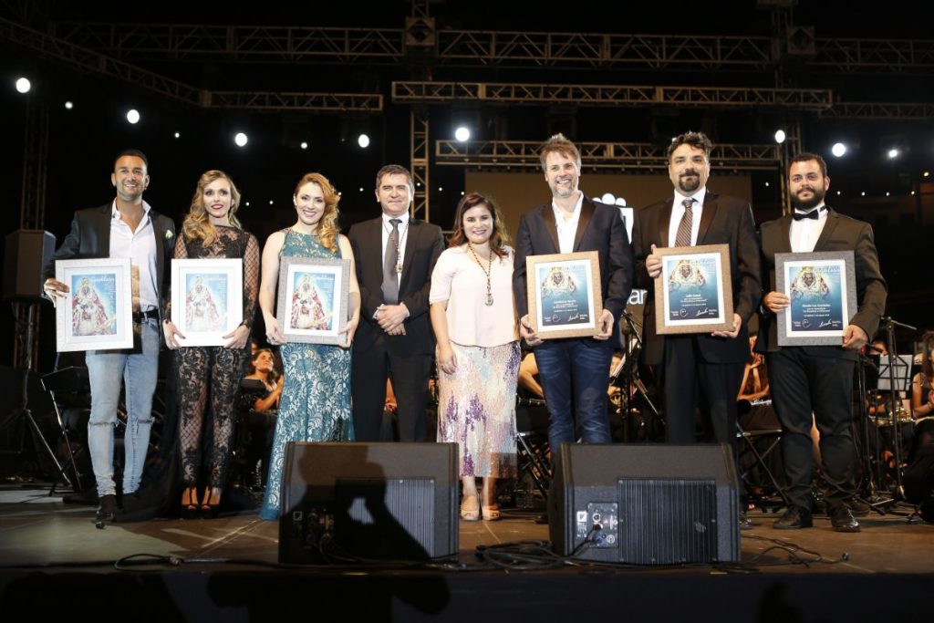 La alcaldesa, Mari Brito, junto a galardonados y participantes en el concierto A orillas del mar. DA