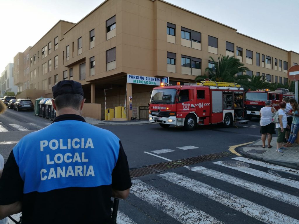 Desalojan un edificio en La Higuerita tras un incendio que afectó a varios coches en el parking. DA