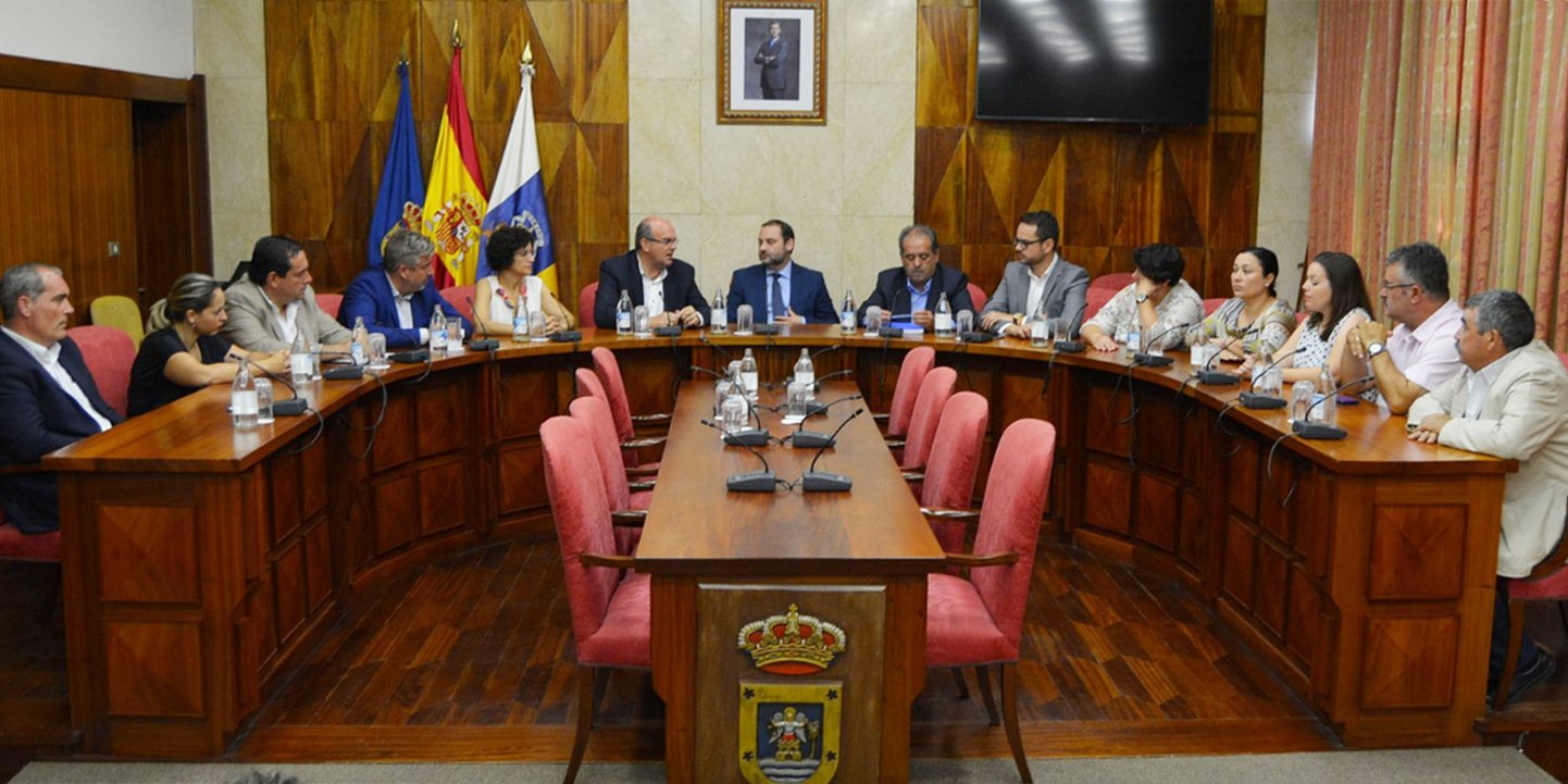 José Luis Ábalos, en su visita a La Palma. / TWITTER CABILDO LA PALMA