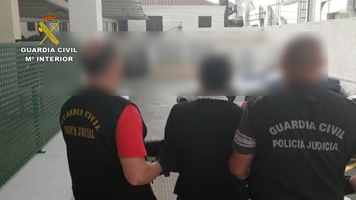 Mujer detenida por el presunto asesinato de un joven en Cabo Blanco. / GUARDIA CIVIL