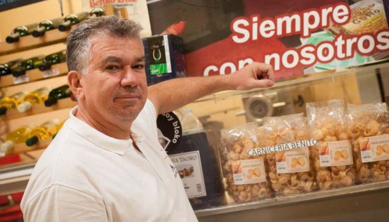 El nuevo presidente de Asocomel, Venancio Díaz, junto a un cartel con la foto del anterior, Benito Díaz. Fran Pallero