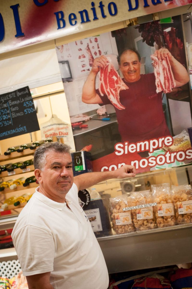 El nuevo presidente de Asocomel, Venancio Díaz, junto a un cartel con la foto del anterior, Benito Díaz. Fran Pallero