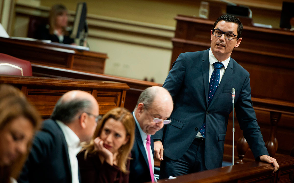 El vicepresidente del Gobierno de Canarias, Pablo Rodríguez, responde a una pregunta en la sesión parlamentaria de control