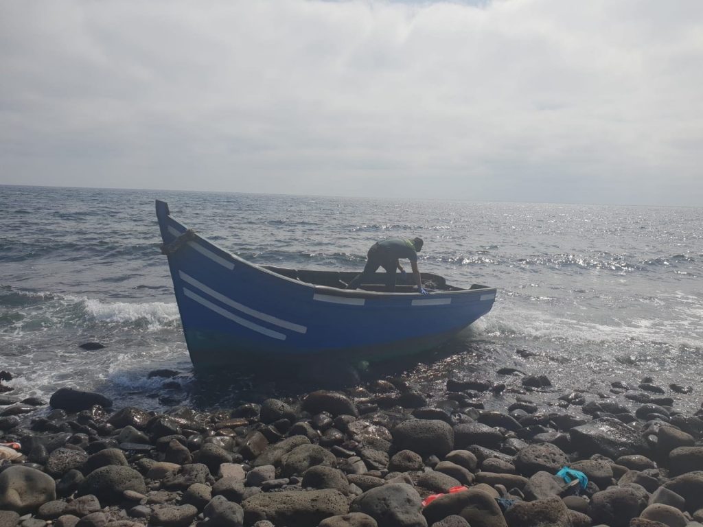 Una de las pateras que han llegado este jueves a Lanzarote. | Cedida por la Guardia Civil