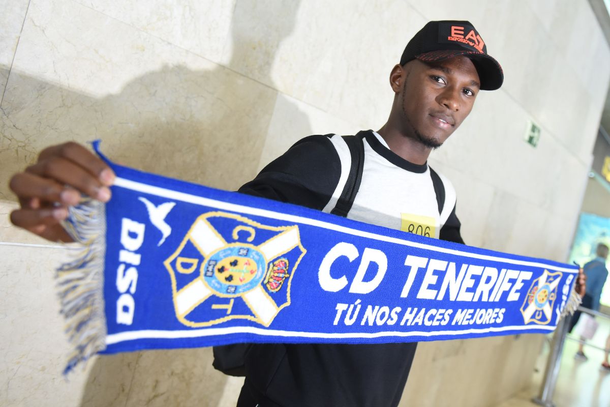 Llegada del jugador del Tenerife Chilunda. / FOTO: Sergio Méndez