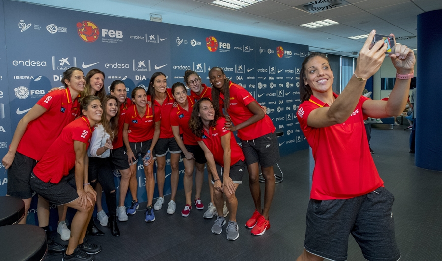 España atendió ayer un compromiso publicitario con Endesa, en Madrid, para quedarse en la capital de España antes de tomar el vuelo que las traslade a la Isla. FEB
