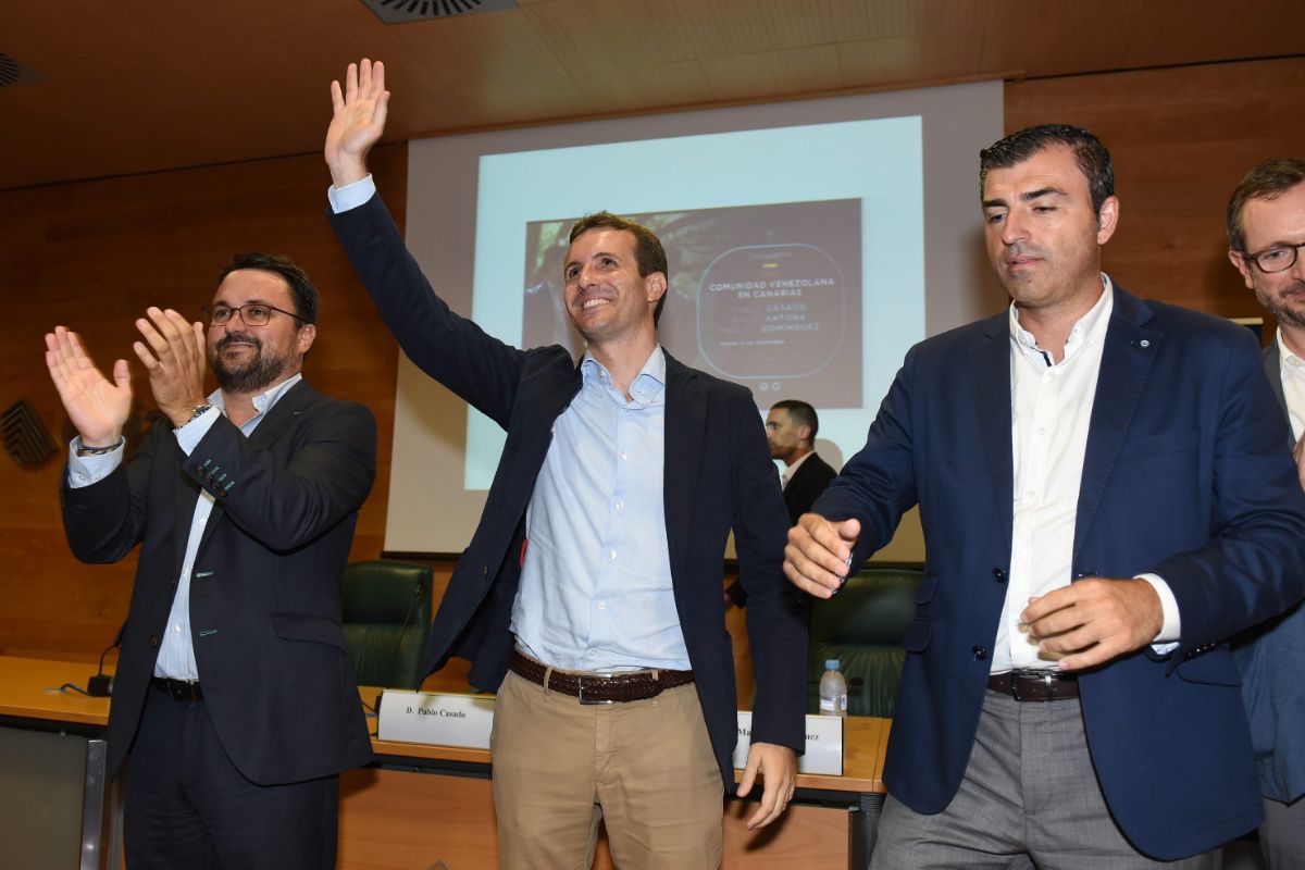 El presidente del PP regional, Asier Antona; el líder estatal del partido, Pablo Casado, y el insular, Manuel Domínguez, ayer en Santa Cruz de Tenerife. Sergio Méndez