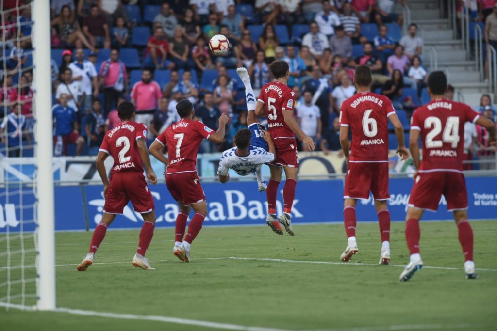 CD Tenerife se estrena esta tarde ante su público mostrando las primeras urgencias de la temporada. | Sergio Méndez