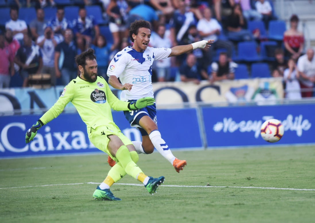 El nuevo césped espera la primera victoria del CD Tenerife. | Sergio Méndez