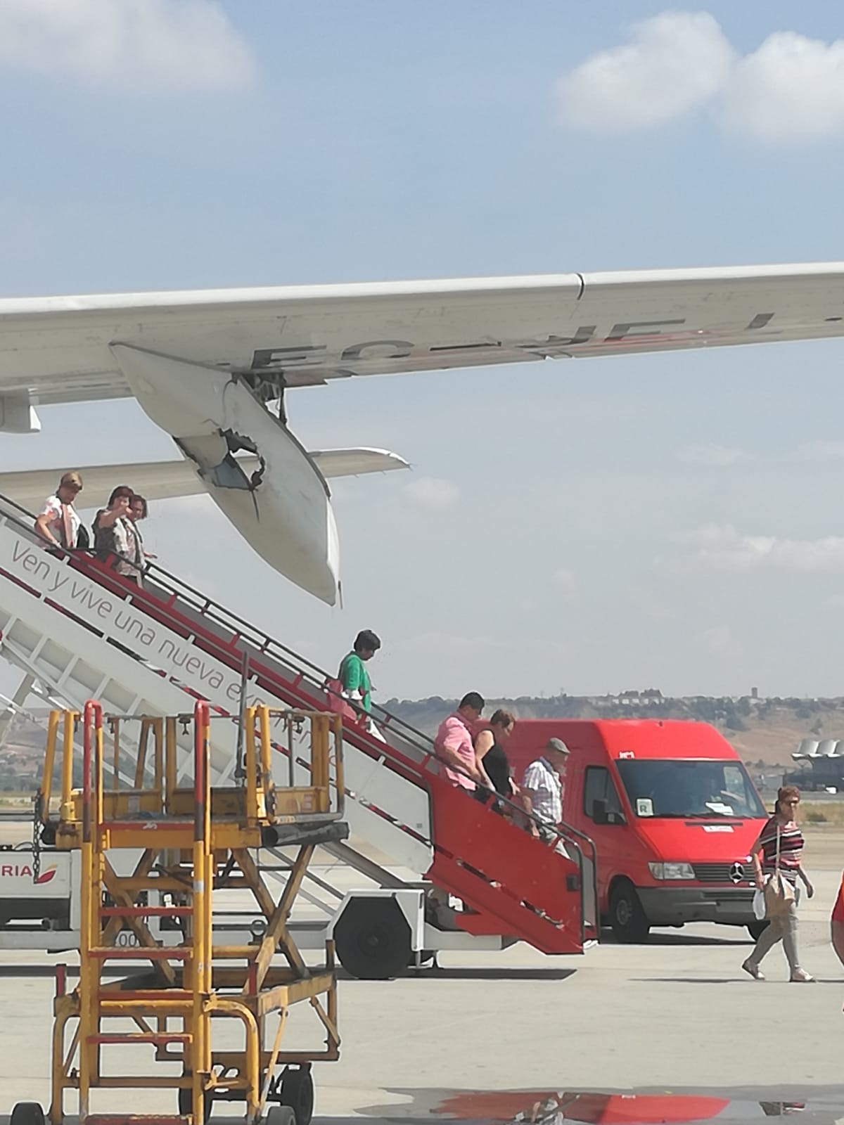 Pasajeros desembarcando del avión tras el regreso a Madrid por el impacto con un ave. / DA