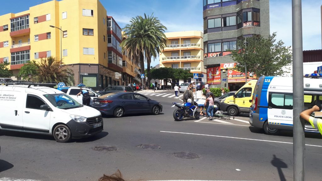Adolescente herido grave tras chocar contra un coche con su bici. / CECOES