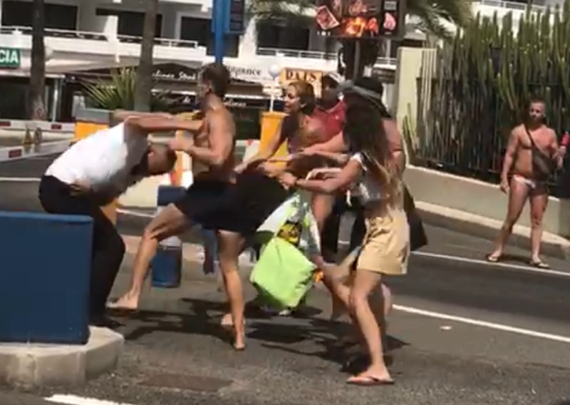 Pela multitudinaria en Puerto Rico, Gran Canaria. / DA