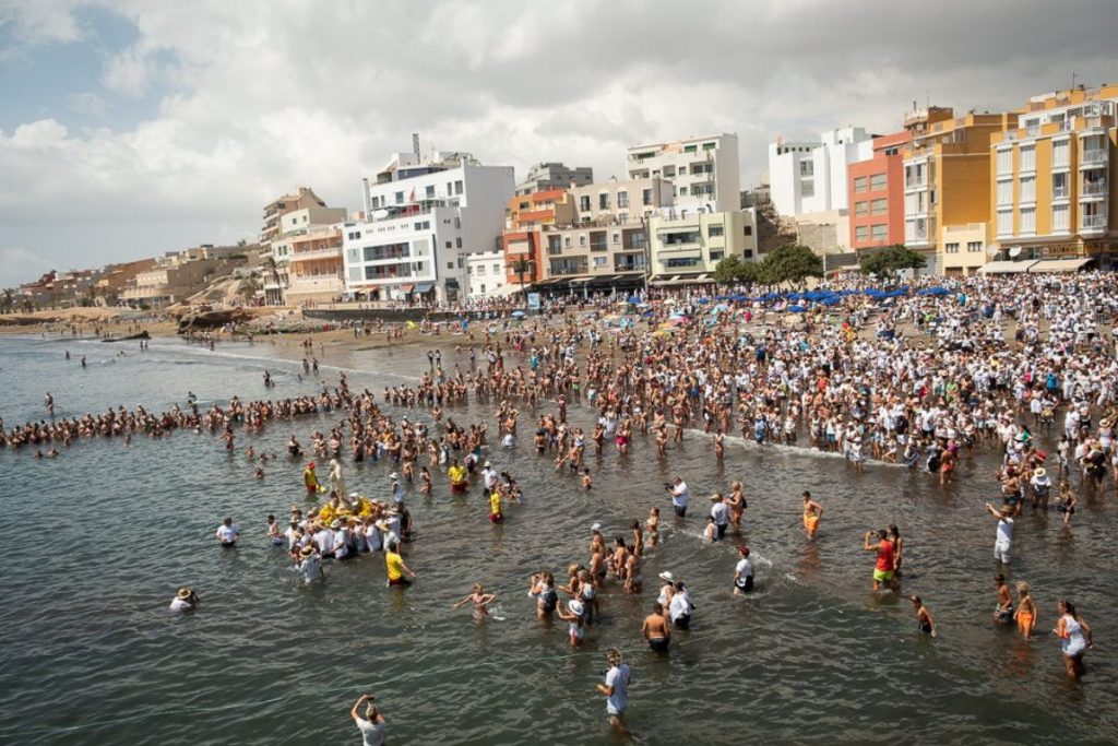 Miles de personas participan en el embarque de la Virgen Costera en El Médano. / Fran Pallero