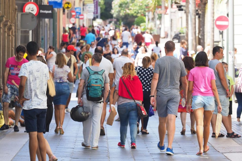 Ayer se celebró el último Ven a Santa Cruz del verano, con menos de la mitad de los comercios abiertos. S.Méndez