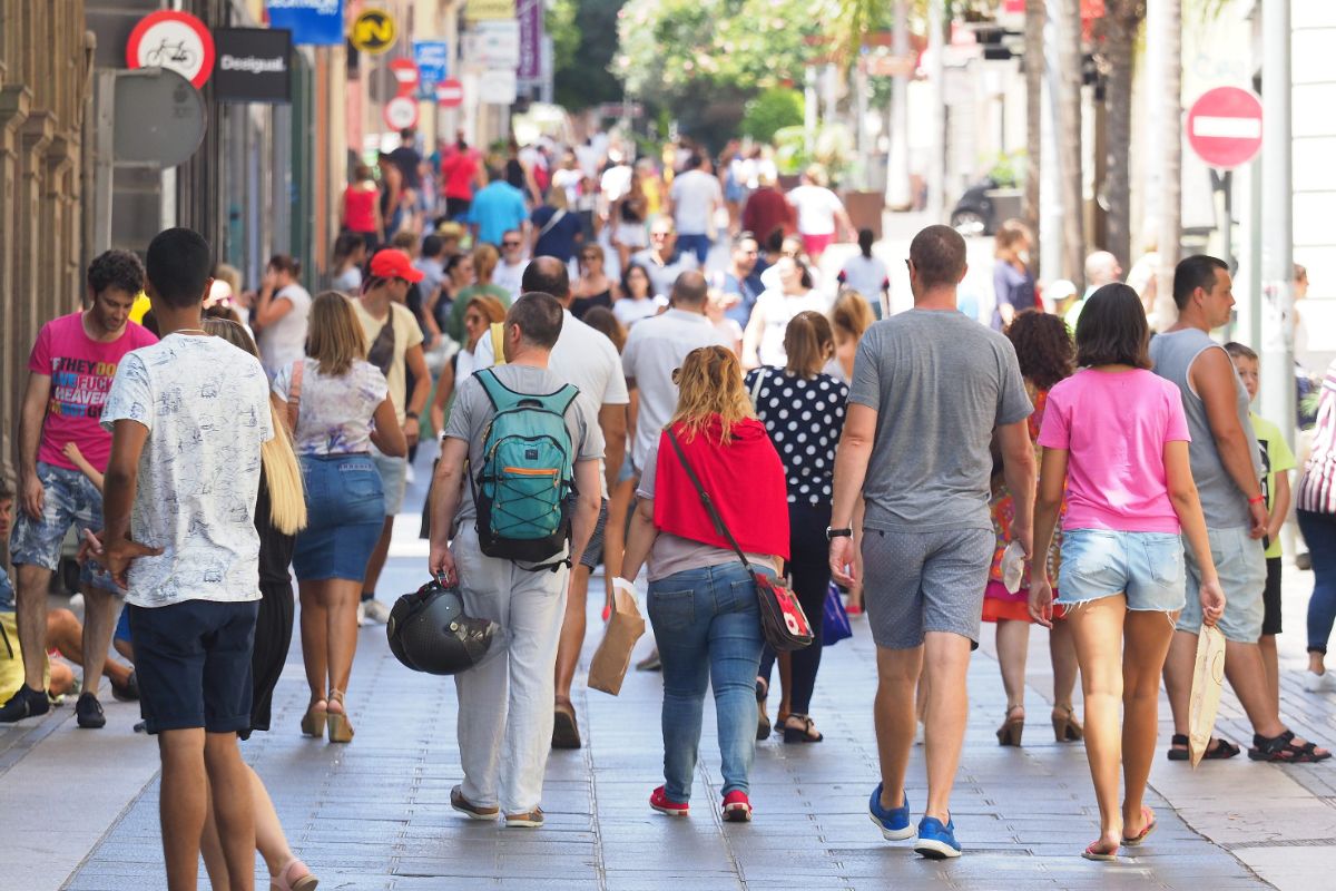 Ayer se celebró el último Ven a Santa Cruz del verano, con menos de la mitad de los comercios abiertos. S.Méndez