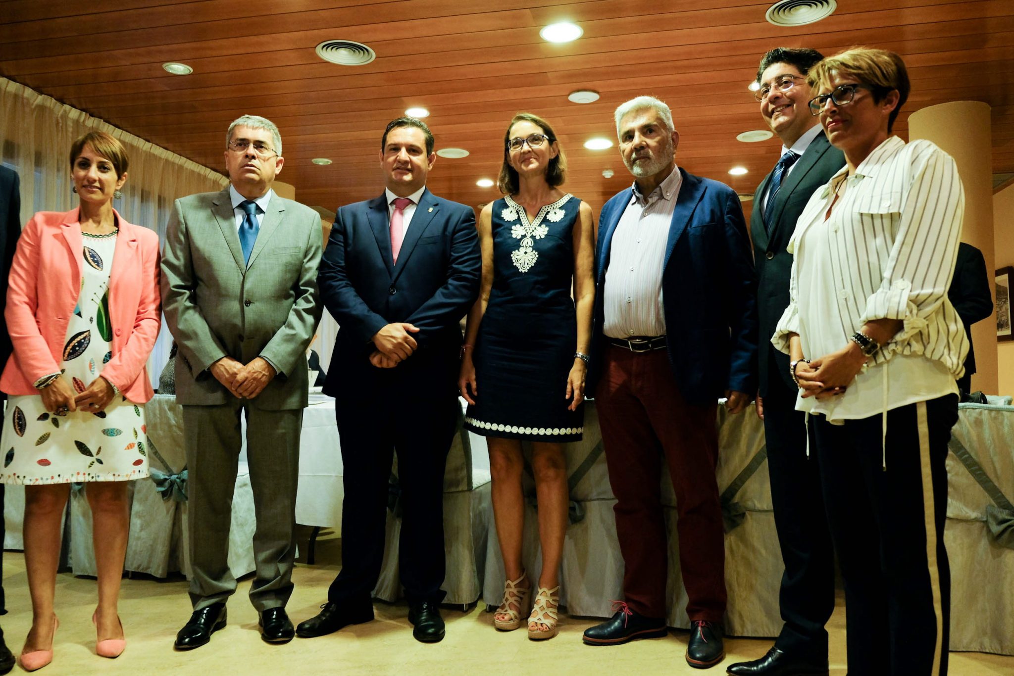 La ministra, con los alcaldes representantes de la AMTC. Fran Pallero
