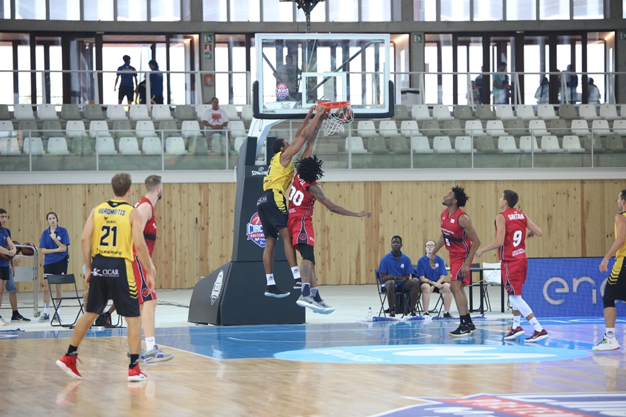 El interior Sebas Saiz, el mejor aurinegro ayer, machaca el aro del Tecnyconta Zaragoza. ACB Photo