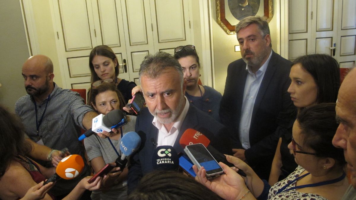 El secretario general del PSOE de Canarias, Ángel Víctor Torres, en el Parlamento regional. DA