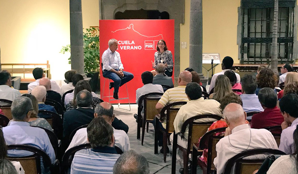 La ministra Reyes Maroto, junto a Sebastián Franquis, en la inauguración de la escuela de verano del PSOE de Gran Canaria. DA