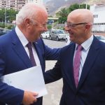 Ricardo Melchior, junto a Pedro Suárez, en el acto de despedida como presidente de la Autoridad Portuaria de Tenerife. / Sergio Méndez