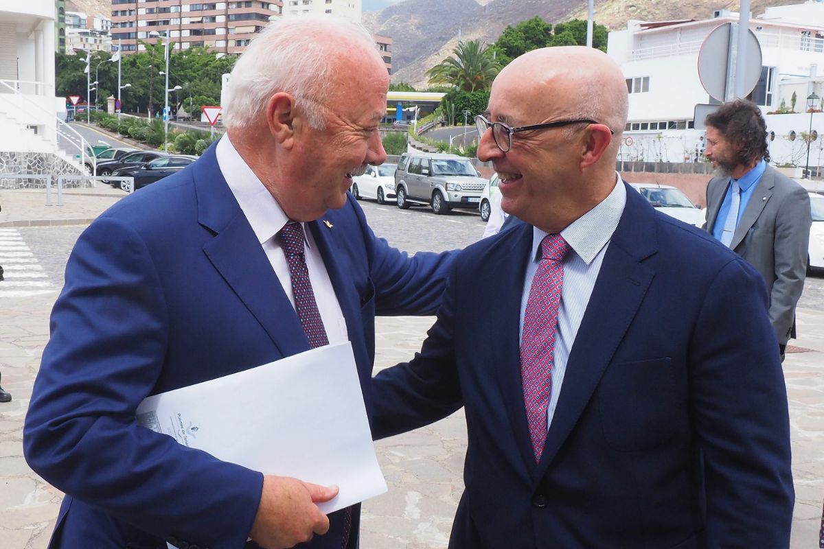 Ricardo Melchior, junto a Pedro Suárez, en el acto de despedida como presidente de la Autoridad Portuaria de Tenerife. / Sergio Méndez