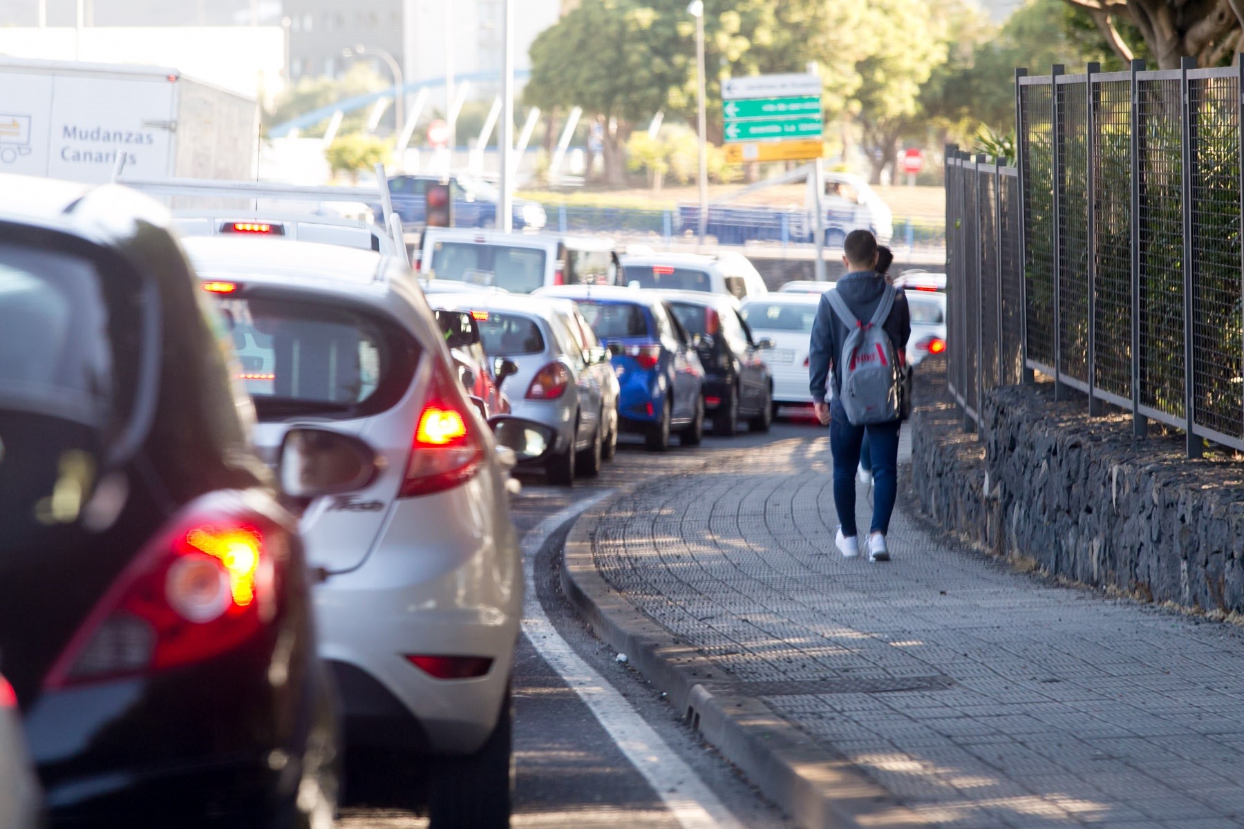 El Cabildo estudia limitar el acceso de los vehículos a las ciudades. / EP