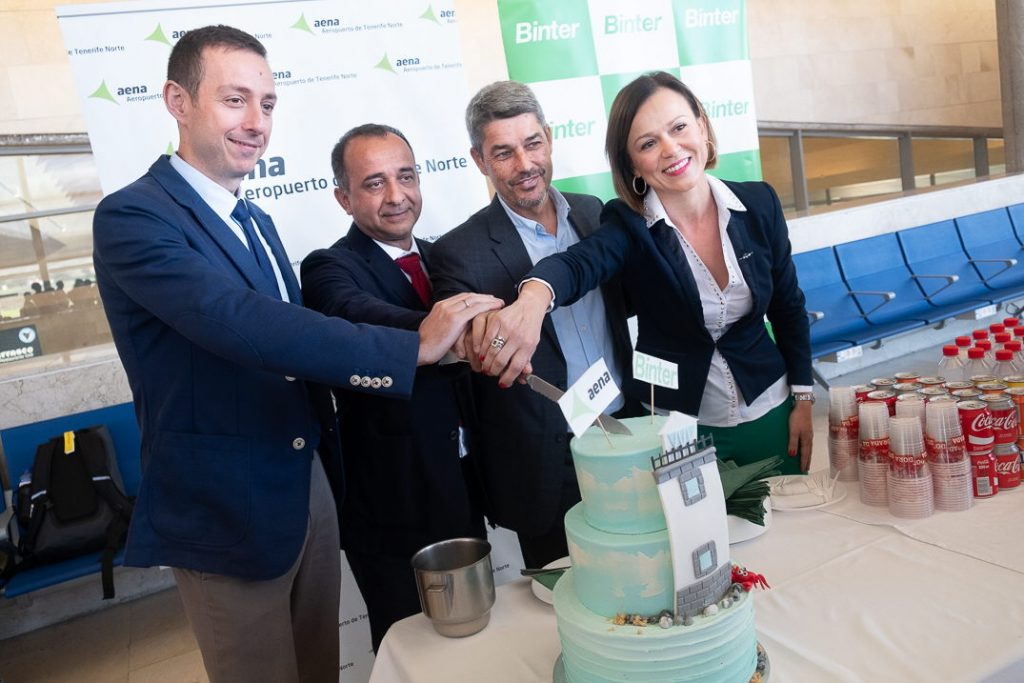 Imagen de la inauguración del vuelo en el aeropuerto Tenerife Norte. Fran Pallero