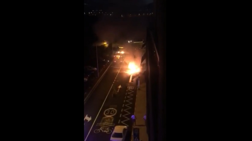 Incendio de un coche en Las Galletas (Arona). / DA