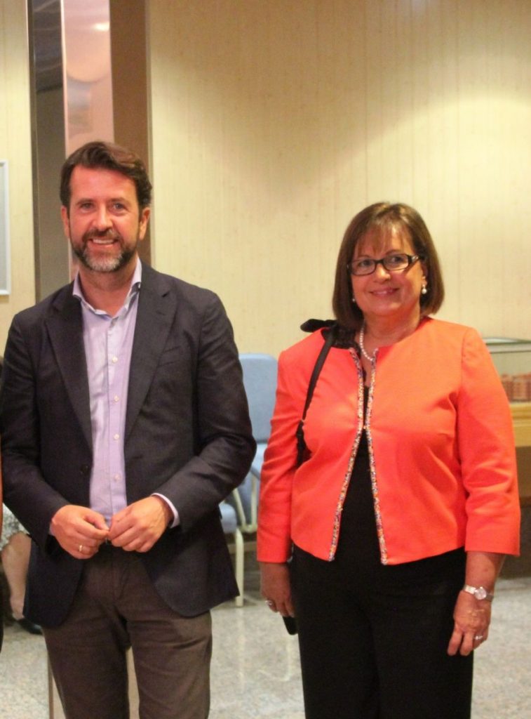 El presidente Carlos Alonso y la directora del IASS, Juan María Reyes. DA