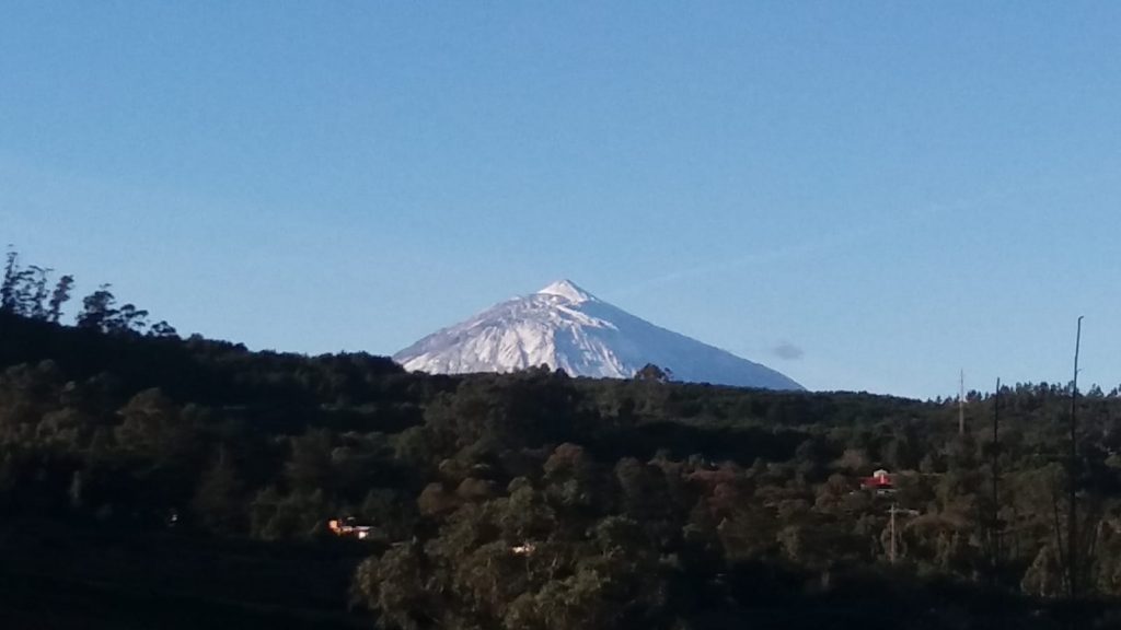 El Teide, nevado tras el paso de la borrasca por la Isla. / DA