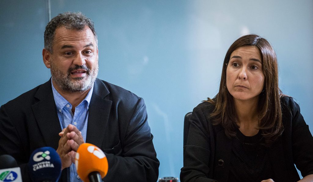 A la izquierda, el alcalde de La Laguna, José Alberto Díaz (CC), junto a la primera teniente de alcalde, Mónica Martín (PSOE)