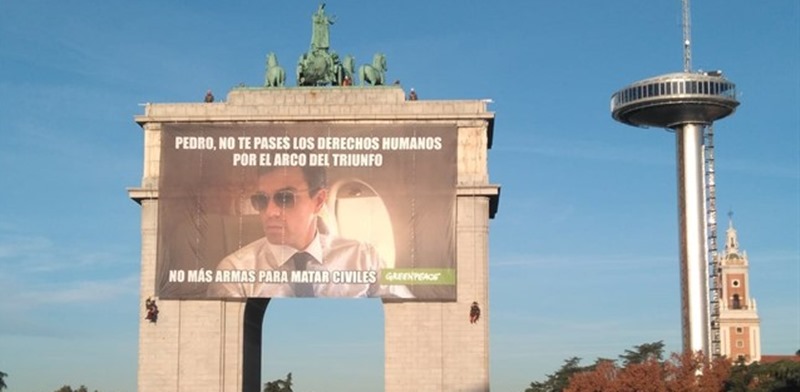 La Policía Nacional ha identificado ya a varios de los activistas de Greenpeace que está mañana han colgado una pancarta gigante en el Arco del Triunfo de Moncloa y los Bomberos del Ayuntamiento de Madrid están esperando a que dos de las integrantes de la ONG ecologista se descuelguen para proceder a retirar la pancarta. Así lo han detallado a Europa Press fuentes de la Jefatura Superior de Policía de Madrid, que han explicado que todavía tienen que identificar a otros participantes de esta acción. De hecho, de momento algunos agentes subidos a una grúa de los Bomberos siguen dialogando con las activistas colgadas con arneses del arco. Por su parte, una portavoz de Emergencias Madrid ha explicado a Europa Press que hasta el lugar han acudido tres dotaciones de Bomberos del Ayuntamiento de Madrid, que procederán a retirar la pancarta en cuanto reciban las indicaciones de la Policía. Varios activistas de Greenpeace han colgado esta mañana en el Arco de Triunfo una pancarta gigante que pide al presidente del Gobierno, Pedro Sánchez, que detenga la venta de armas de Arabia Saudí con motivo del Día Mundial de los Derechos Humanos. La pancarta muestra una imagen de Sánchez con gafas de sol y las frases "Pedro, no te pases los derechos humanos por el arco de triunfo. No más armas para matar civiles". Hasta el lugar se han acercado agentes de la Policía Nacional y Municipal de Madrid. Greenpeace ha explicado en su página web que ha colgado esta pancarta gigante para "recordar" a Sánchez que "ha de acabar con la venta de armas al país saudí" y porque "ante la proliferación de los abusos contra los derechos humanos que se extiende por numerosos países del mundo, España ha de comprometerse sin fisuras a su cumplimiento".. / EP