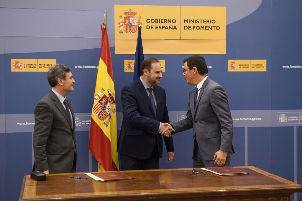 Pablo Rodríguez y Ábalos firman en nuevo convenio de Carreteras de Canarias