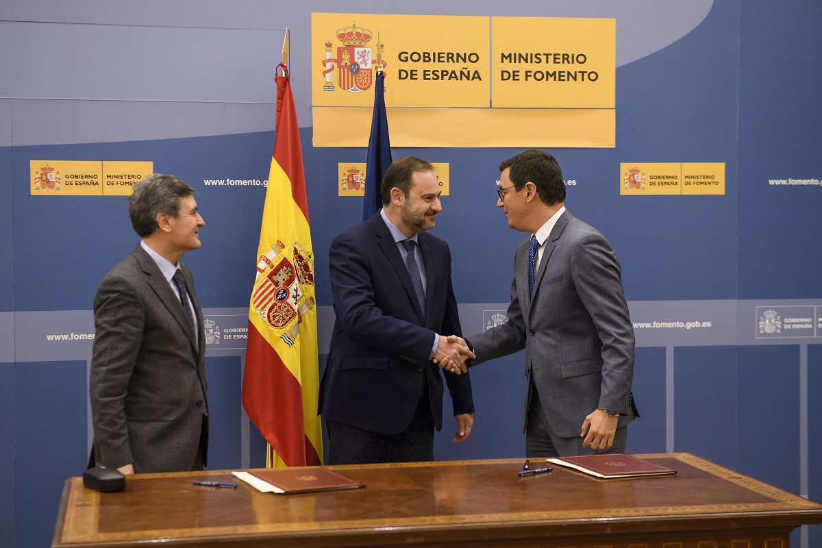 Pablo Rodríguez y Ábalos firman en nuevo convenio de Carreteras de Canarias